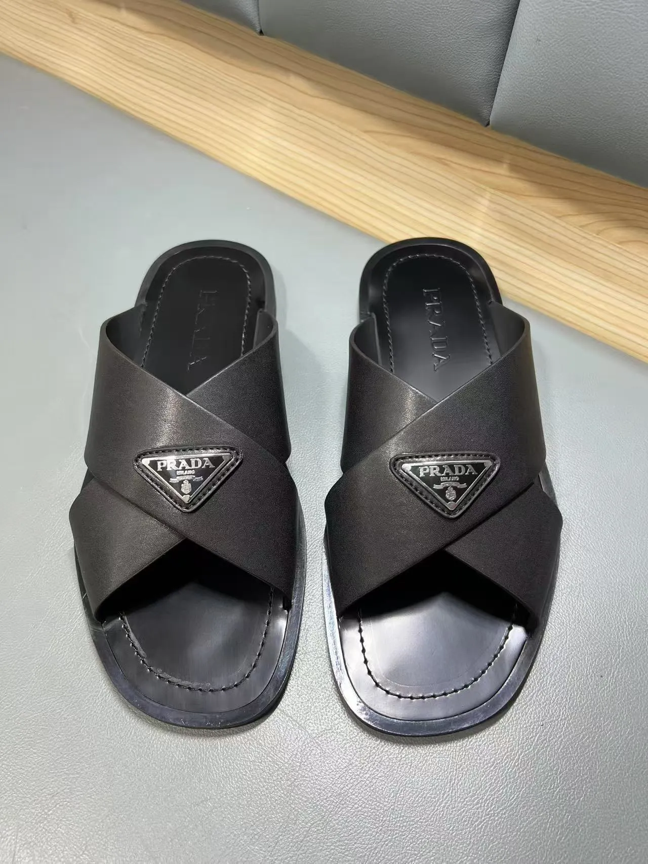 340💰PRADA Prada’s latest slippers are synchronized with the official website. This slipper is made of the brand’s unique and iconic Saffiano leather. The brand logo jumps out from the double straps, and the brand style is clearly visible. Cowhide gives men elegant charm and functional design, making it an ideal choice for vacation and leisure. Size:38-45